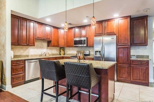 18 Della Dr, Babylon NY 11704-6240 exterior