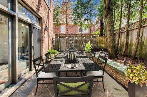 579 Hawthorne Pl, Chicago IL  60657-2922 exterior