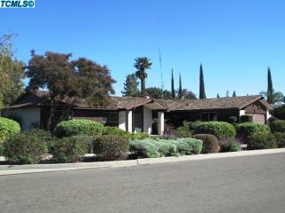 212 Gannon Dr, Tulare, CA 93274-1906