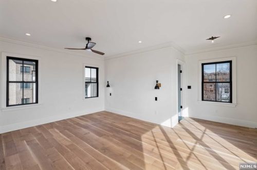 11 Lasher Ln, Edgewater NJ  07020-1403 exterior