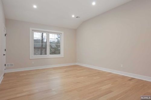 69 Grandview Ave, Upper Saddle River NJ 07458-2127 exterior