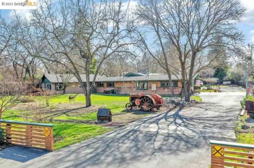 2884 Ln Dr, Concord CA 94518-2106 exterior