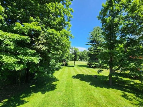 15 Maple Shade Rd, Ridgefield CT  06877-3828 exterior