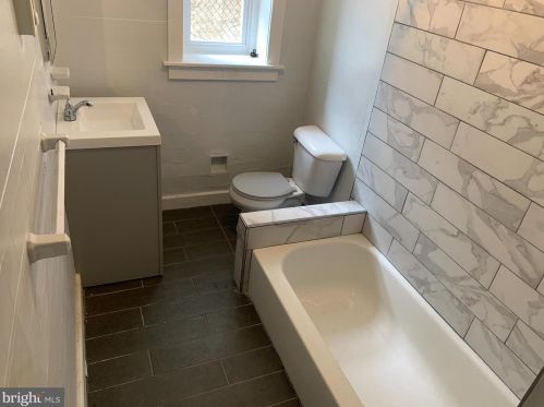 4724 Longshore Ave, Philadelphia PA 19135-4325 exterior