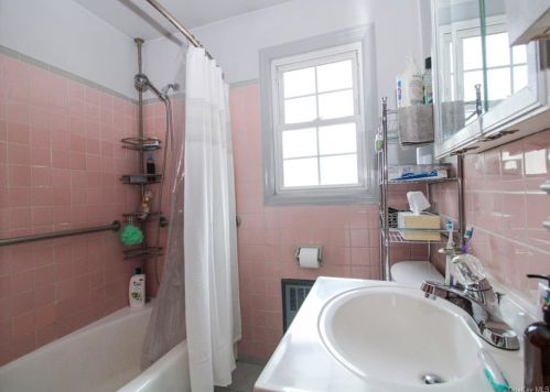 2542 Bouck Ave, Bronx NY 10469-5710 exterior