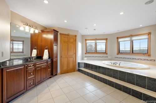 2384 Pebble Crk Dr, Rochester MI 48363-2228 exterior