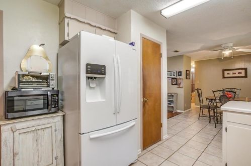 240 Cindy Ln, Burleson TX 76028-3842 exterior