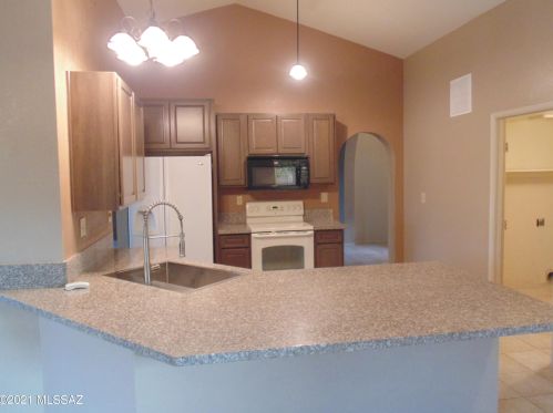 10600 Breckinridge Dr, Tucson AZ 85730-5018 exterior