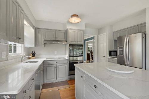 7701 Midday Ln, Alexandria VA 22306-2522 exterior