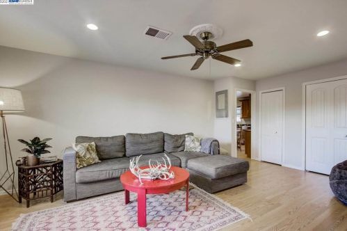 1875 Granada Dr, Concord CA 94519-1330 exterior