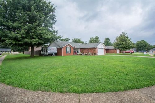 922 Merry Ln, Springdale, AR 72762-2948