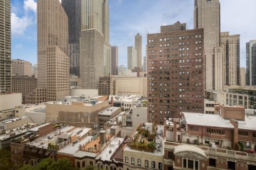 50 Bellevue Pl, Chicago IL 60611-1129 exterior