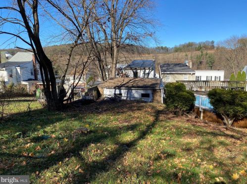 26 Savory St, Primrose, PA 17901-3938