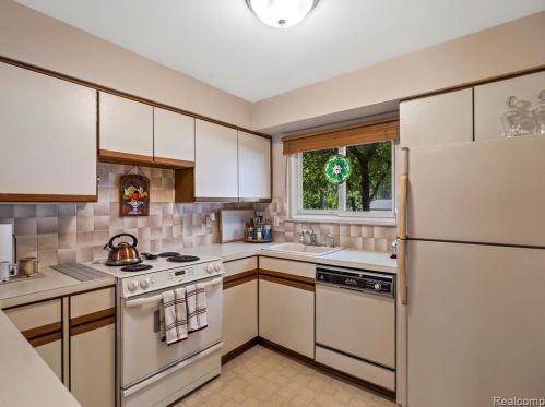 759 Kirts Blvd, Troy MI 48084-4844 exterior