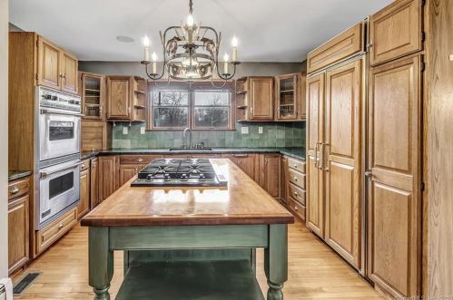 96 Rutland Rd, Milford CT 06461-1810 exterior