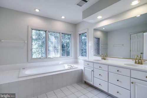 1588 Highland Glen Pl, Mc Lean VA  22101-4159 exterior