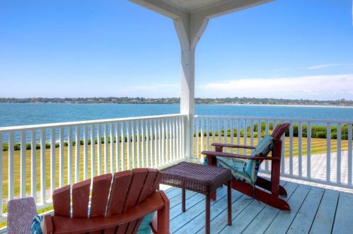 333 Tuckerman Ave, Middletown RI 02842-6049 exterior