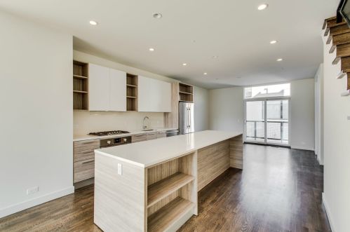 450 Oak St, Chicago IL 60610-7298 exterior