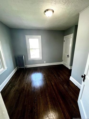 8 Mtn Vw Ave, Enfield CT 06082-3640 exterior