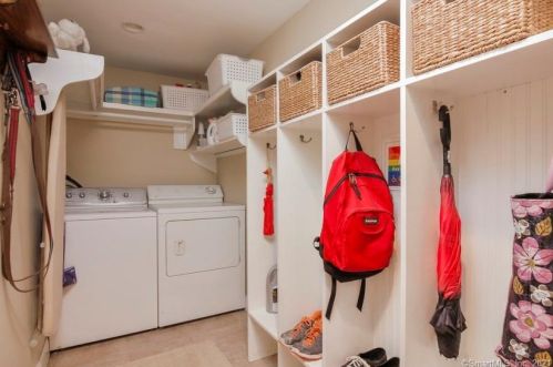 2 Deepwood Dr, Farmington CT 06032-1147 exterior