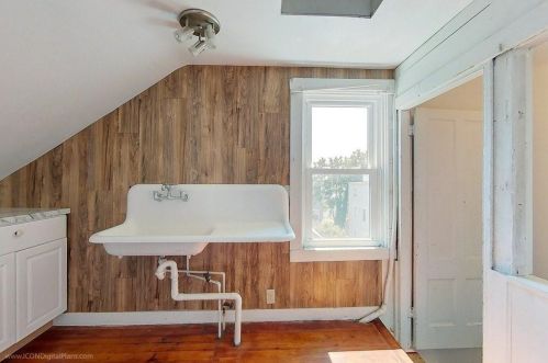 15 Dean Ave, Middletown RI 02840-3406 exterior