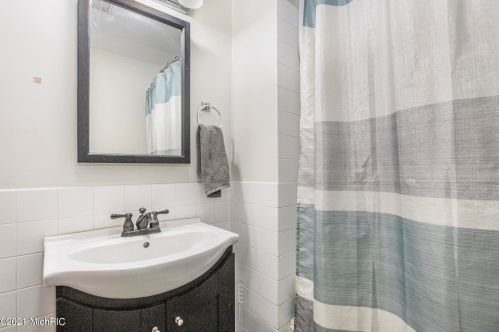 1302 Wealthy St, Grand Rapids MI 49506-2562 exterior