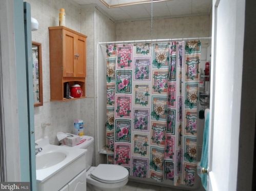 6147 Erdrick St, Philadelphia PA 19135-3516 exterior