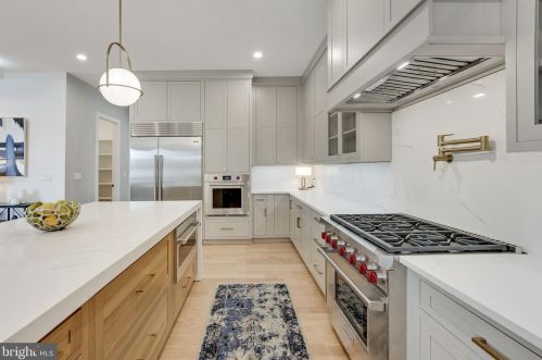 1422 Mayflower Dr, Mc Lean VA 22101-5615 exterior