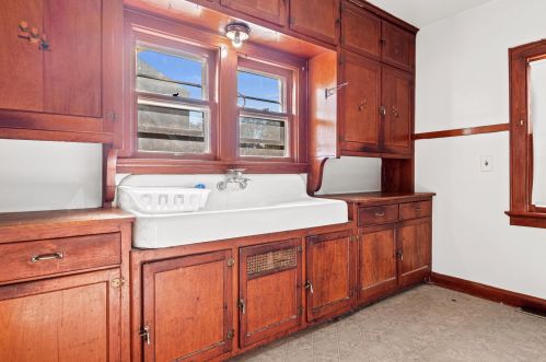 5945 40, Milwaukee WI 53208-3745 exterior