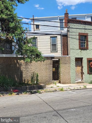 704 Main St, Darby, PA 19023-2517