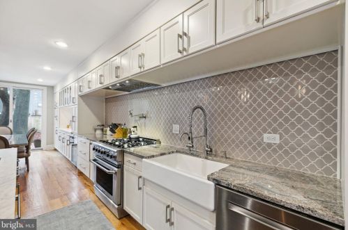 128 Bainbridge St, Philadelphia PA  19147-2402 exterior