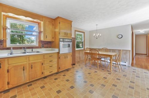 25 Buchanan Rd, Enfield CT 06082-5330 exterior