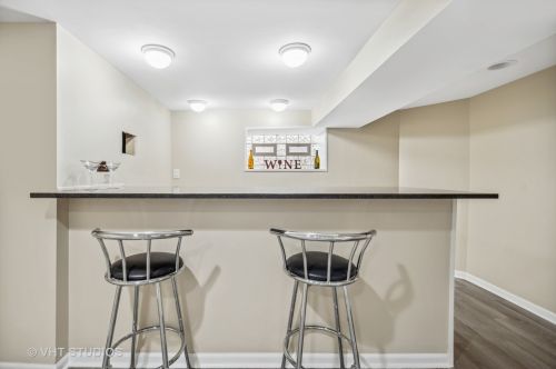 8232 Luella Ave, Chicago IL 60617-1842 exterior