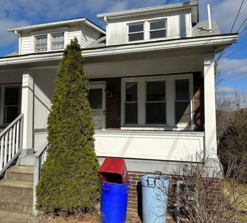 911 6th Ave, Moon Twp, PA 15108-1818