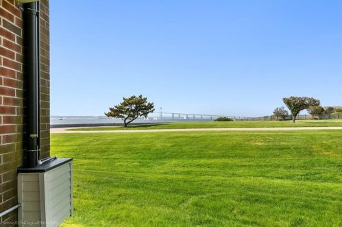 4 Capella, Middletown RI 02840-1587 exterior