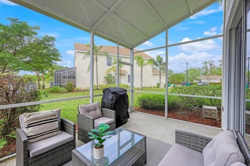 1084 Hampton Cir, Naples FL 34105-4823 exterior