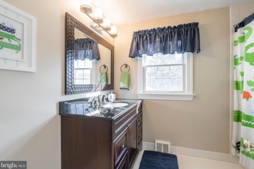 272 Steeplechase Dr, Media PA 19063-1958 exterior