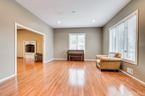 4 Fairhill Rd, Edison NJ 08817-2962 exterior