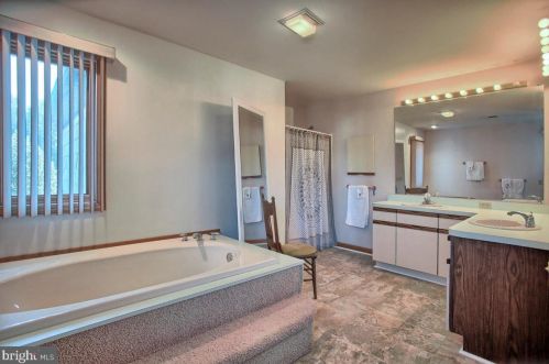 409 Dart Dr, Hanover PA 17331-1327 exterior