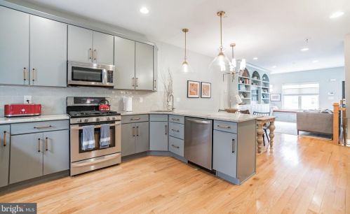 1739 Christian St, Philadelphia, PA 19146-1907