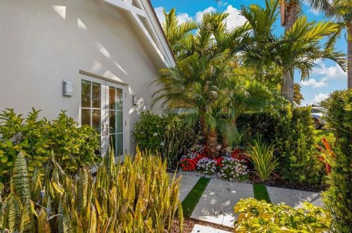 253 Conners Ave, Naples FL 34108-2124 exterior