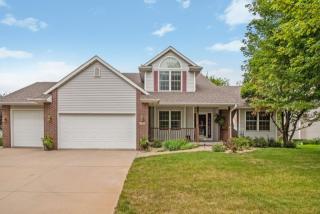 185 Amy Dr, Robins, IA 52328-9691