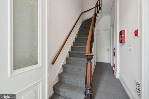 300 10th St, Philadelphia PA  19107-6104 exterior