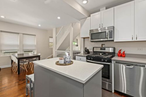 1740 Nagle Ave, Chicago IL 60706-4805 exterior