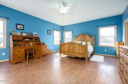 8242 E Ave, Kalamazoo MI 49048-9622 exterior