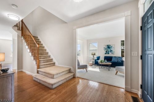 11 Bakley Ter, Town Center NJ  07052-2169 exterior