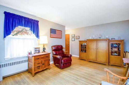 9 Allen St, Enfield CT 06082-4715 exterior