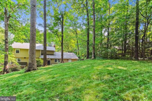 18052 Ml Crk Dr, Rockville MD 20855-1000 exterior