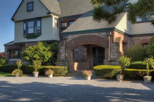 225 Ruggles Ave, Middletown RI 02840-4351 exterior