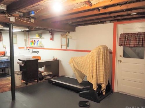 94 Hawthorne St, Manchester CT 06042-3021 exterior